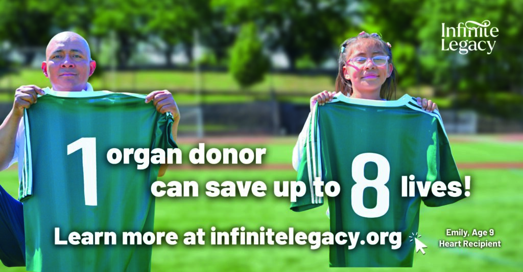 Emily Bardales, receptora de un corazón, y su padre sostienen camisetas verdes de donantes de órganos en un campo soleado; en la pancarta se lee «Un donante de órganos puede salvar hasta ocho vidas», con el logotipo de «Infinite Legacy» en una esquina.
