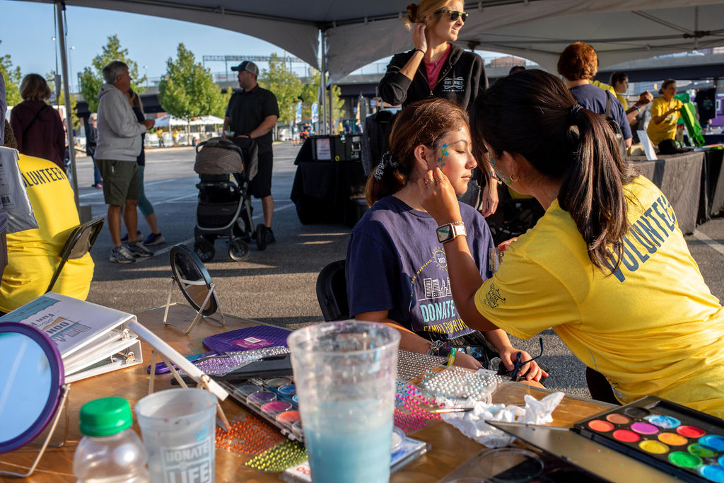 An Infinite Legacy volunteer paints faces at the Annual Donate Life Family Fun Run to honor organ, eye and tissue donors in Maryland, Northern Virginia and Washington, DC.